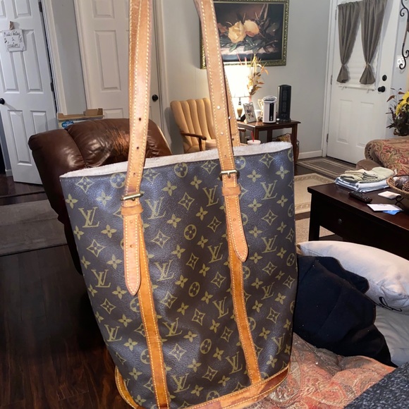 SOLD Louis Vuitton Bucket GM- Monogram - Picture 9 of 16